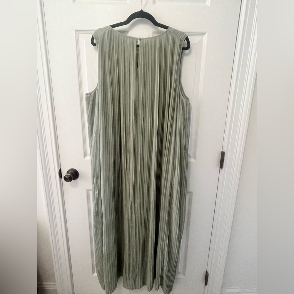 ✨ Green Sage Pleated Maxi Dress - Picture 5 of 7